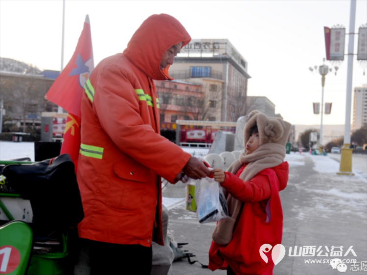 共青团石楼县委、石楼县青年志愿者协会、石楼县青年联合会组织青年志愿者、爱心商家开展“一杯姜茶•温暖石楼”志愿服务活动 - 第9张