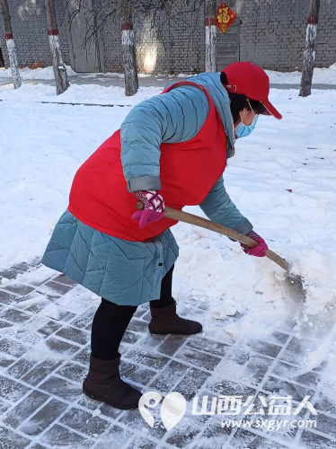 忻州市最美志愿者冯丽联系龙岗社区龙岗小区三名志愿者一起为居民铲雪除雪扫雪方便居民出行 - 第5张