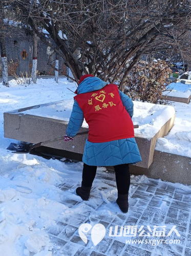 忻州市最美志愿者冯丽联系龙岗社区龙岗小区三名志愿者一起为居民铲雪除雪扫雪方便居民出行 - 第4张