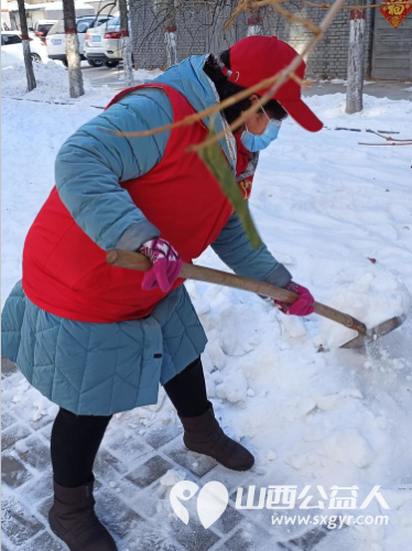 忻州市最美志愿者冯丽联系龙岗社区龙岗小区三名志愿者一起为居民铲雪除雪扫雪方便居民出行 - 第3张