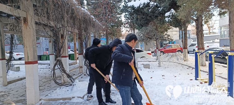 忻州市最美志愿者冯丽联系龙岗社区龙岗小区三名志愿者一起为居民铲雪除雪扫雪方便居民出行 - 第11张