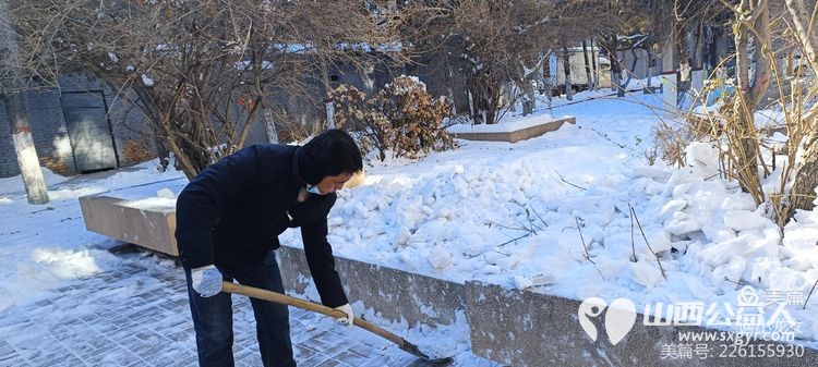 忻州市最美志愿者冯丽联系龙岗社区龙岗小区三名志愿者一起为居民铲雪除雪扫雪方便居民出行 - 第17张