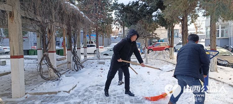 忻州市最美志愿者冯丽联系龙岗社区龙岗小区三名志愿者一起为居民铲雪除雪扫雪方便居民出行 - 第15张