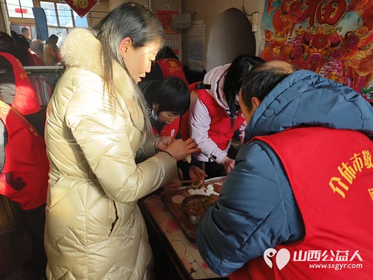 介休市敬老协会志愿者去城关乡石河村特困63岁张兴明老人家中献爱心 - 第13张 - 山西公益人 介休市敬老协会志愿者去城关乡石河村特困63岁张兴明老人家中献爱心 - 第13张