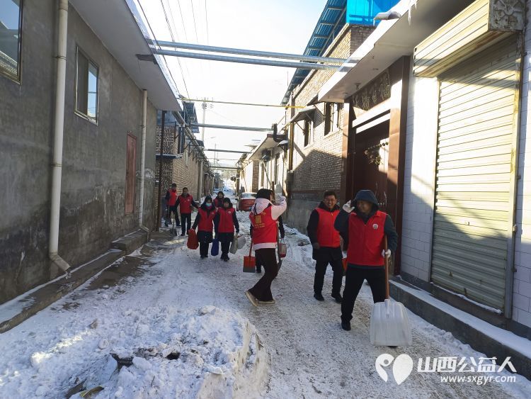 介休市敬老协会志愿者去城关乡石河村特困63岁张兴明老人家中献爱心 - 第3张 - 山西公益人 介休市敬老协会志愿者去城关乡石河村特困63岁张兴明老人家中献爱心 - 第3张