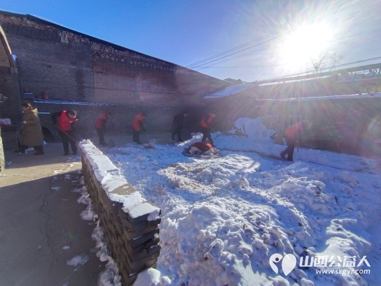 介休市敬老协会志愿者去城关乡石河村特困63岁张兴明老人家中献爱心 - 第6张 - 山西公益人 介休市敬老协会志愿者去城关乡石河村特困63岁张兴明老人家中献爱心 - 第6张