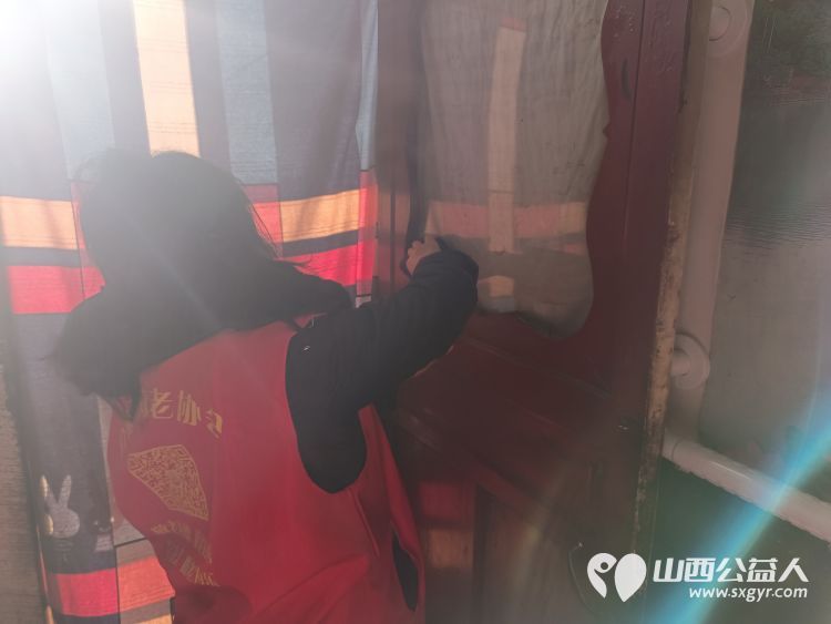 介休市敬老协会志愿者去城关乡石河村特困63岁张兴明老人家中献爱心 - 第10张 - 山西公益人 介休市敬老协会志愿者去城关乡石河村特困63岁张兴明老人家中献爱心 - 第10张