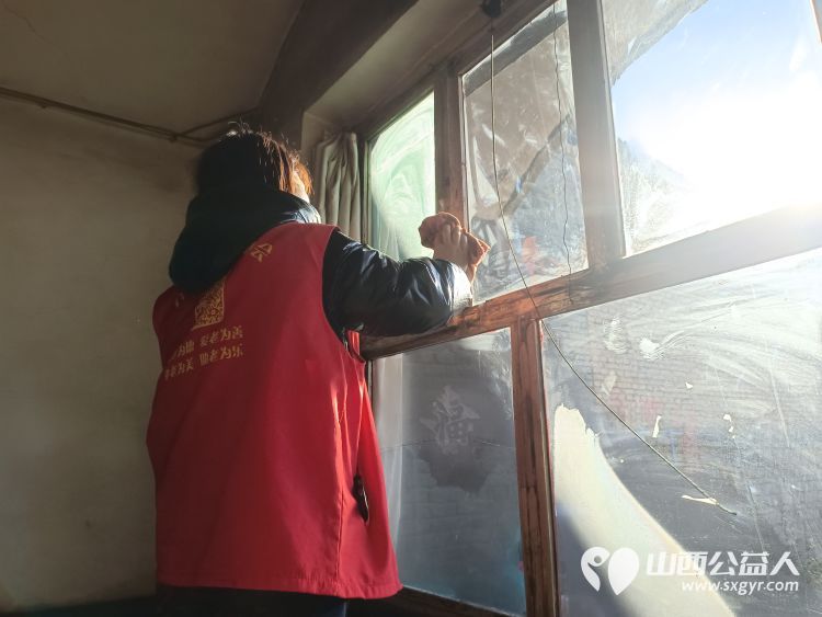 介休市敬老协会志愿者去城关乡石河村特困63岁张兴明老人家中献爱心 - 第9张 - 山西公益人 介休市敬老协会志愿者去城关乡石河村特困63岁张兴明老人家中献爱心 - 第9张