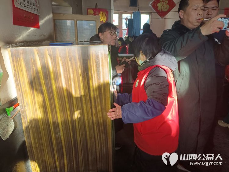 介休市敬老协会志愿者去城关乡石河村特困63岁张兴明老人家中献爱心 - 第8张 - 山西公益人 介休市敬老协会志愿者去城关乡石河村特困63岁张兴明老人家中献爱心 - 第8张