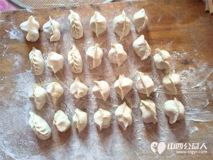 介休市敬老协会志愿者去城关乡石河村特困63岁张兴明老人家中献爱心 - 第15张 - 山西公益人 介休市敬老协会志愿者去城关乡石河村特困63岁张兴明老人家中献爱心 - 第15张