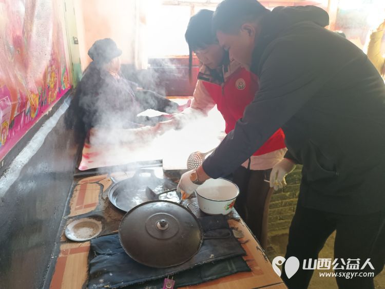 介休市敬老协会志愿者去城关乡石河村特困63岁张兴明老人家中献爱心 - 第12张 - 山西公益人 介休市敬老协会志愿者去城关乡石河村特困63岁张兴明老人家中献爱心 - 第12张