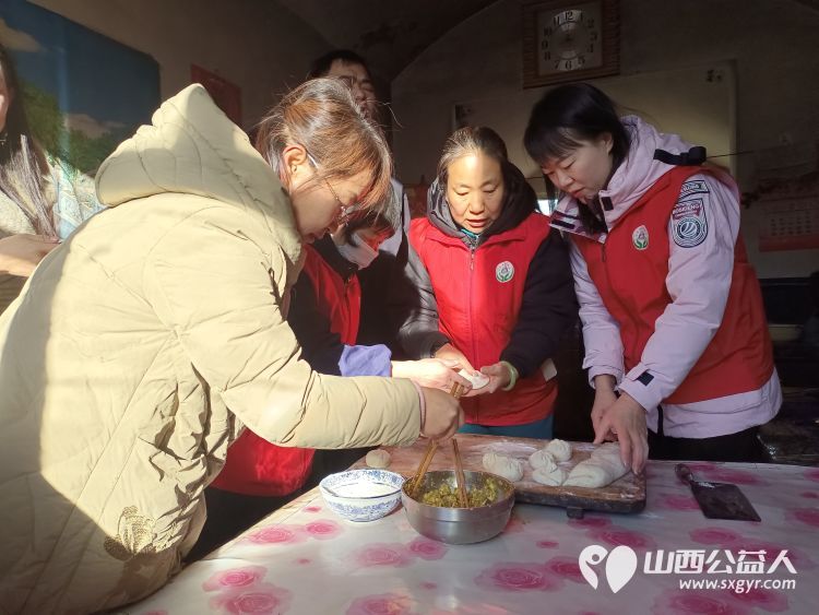 介休市敬老协会志愿者去城关乡石河村特困63岁张兴明老人家中献爱心 - 第11张 - 山西公益人 介休市敬老协会志愿者去城关乡石河村特困63岁张兴明老人家中献爱心 - 第11张