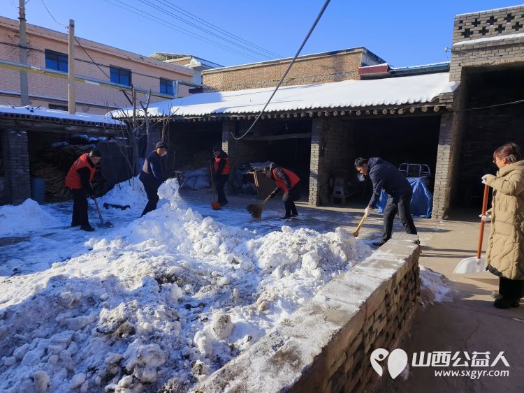 介休市敬老协会志愿者去城关乡石河村特困63岁张兴明老人家中献爱心 - 第4张 - 山西公益人 介休市敬老协会志愿者去城关乡石河村特困63岁张兴明老人家中献爱心 - 第4张
