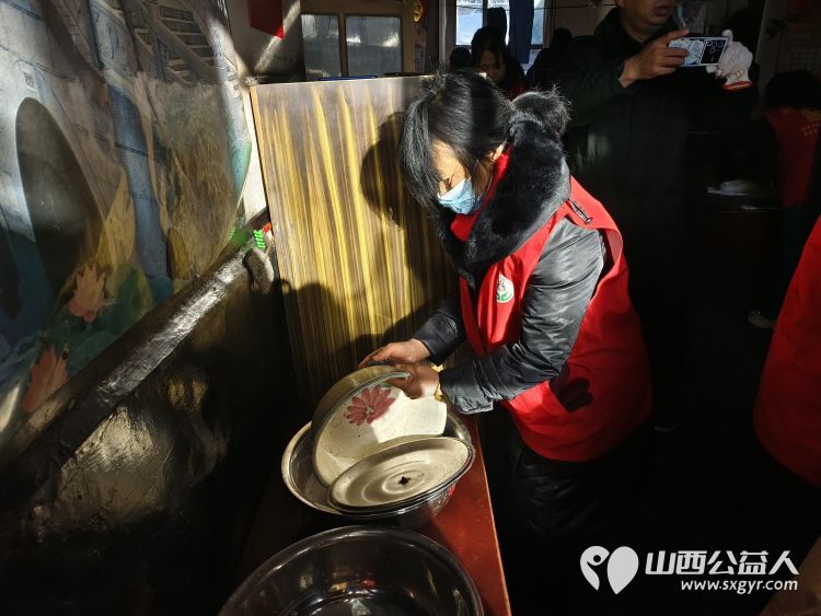 介休市敬老协会志愿者去城关乡石河村特困63岁张兴明老人家中献爱心 - 第7张 - 山西公益人 介休市敬老协会志愿者去城关乡石河村特困63岁张兴明老人家中献爱心 - 第7张