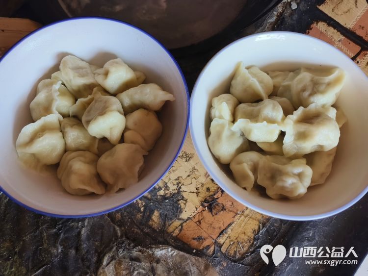 介休市敬老协会志愿者去城关乡石河村特困63岁张兴明老人家中献爱心 - 第16张 - 山西公益人 介休市敬老协会志愿者去城关乡石河村特困63岁张兴明老人家中献爱心 - 第16张