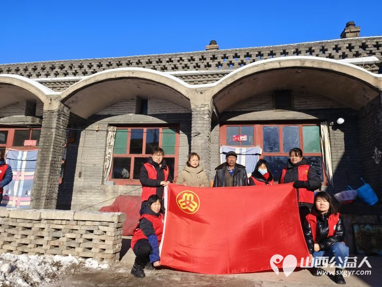 介休市敬老协会志愿者去城关乡石河村特困63岁张兴明老人家中献爱心 - 第2张 - 山西公益人 介休市敬老协会志愿者去城关乡石河村特困63岁张兴明老人家中献爱心 - 第2张