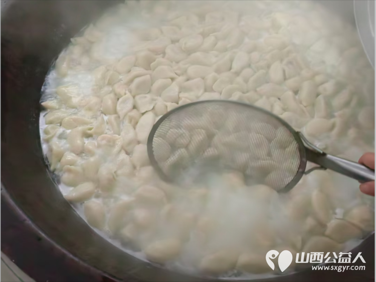 龙城义工志愿者冬至节气去养老院为福利厂退休残障孤寡老人包饺子活动 - 第5张