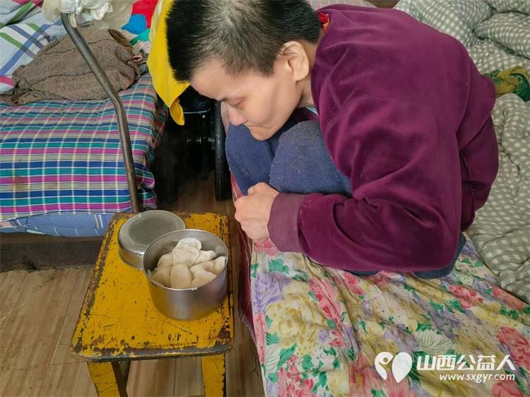 龙城义工志愿者冬至节气去养老院为福利厂退休残障孤寡老人包饺子活动 - 第8张