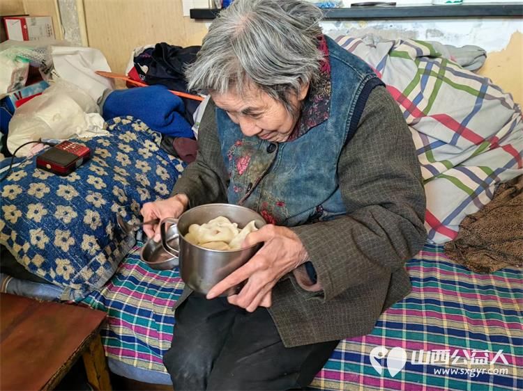 龙城义工志愿者冬至节气去养老院为福利厂退休残障孤寡老人包饺子活动 - 第7张