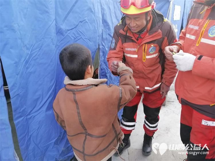来自甘肃地震灾区一个小朋友的敬礼和爱心糖果 晋中新青年高校应急志愿者感动 - 第2张
