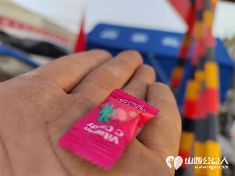 来自甘肃地震灾区一个小朋友的敬礼和爱心糖果 晋中新青年高校应急志愿者感动 - 第5张