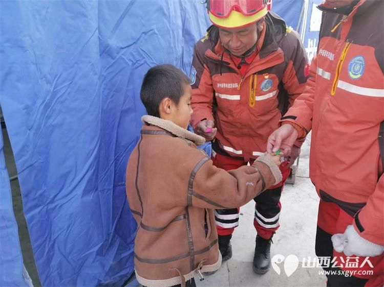 来自甘肃地震灾区一个小朋友的敬礼和爱心糖果 晋中新青年高校应急志愿者感动 - 第3张