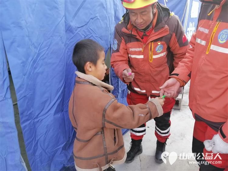 来自甘肃地震灾区一个小朋友的敬礼和爱心糖果 晋中新青年高校应急志愿者感动 - 第4张