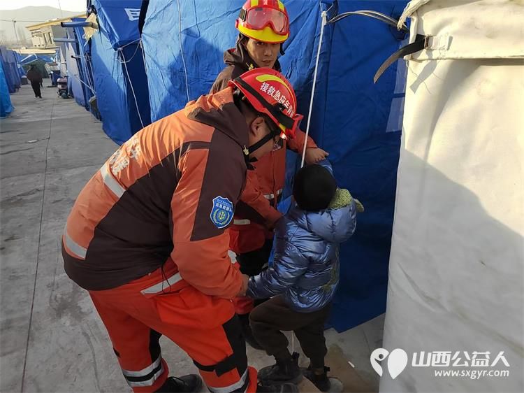 来自甘肃地震灾区一个小朋友的敬礼和爱心糖果 晋中新青年高校应急志愿者感动 - 第8张
