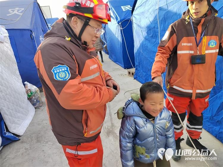来自甘肃地震灾区一个小朋友的敬礼和爱心糖果 晋中新青年高校应急志愿者感动 - 第6张