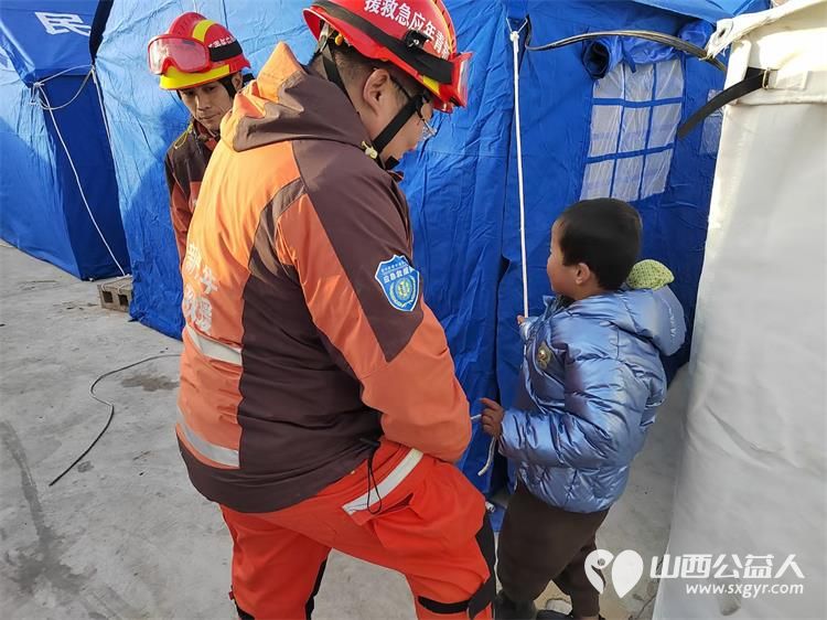 来自甘肃地震灾区一个小朋友的敬礼和爱心糖果 晋中新青年高校应急志愿者感动 - 第7张
