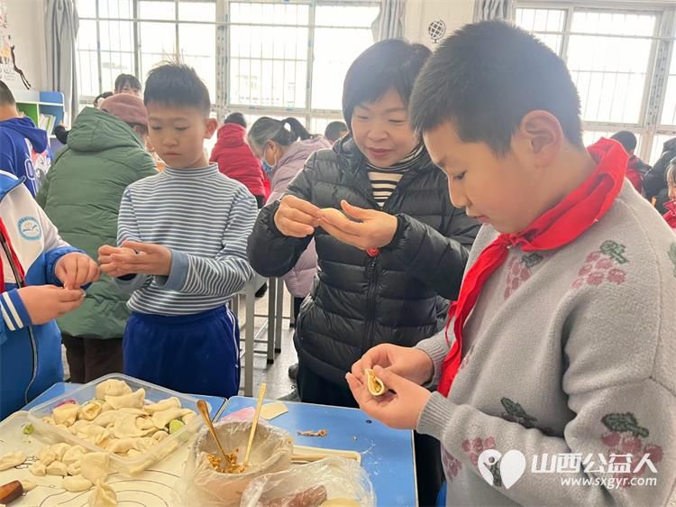 太原市一电学校校长老师每年冬至都带着孩子们给小区的独居老人们送饺子 - 第1张
