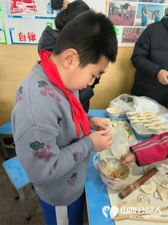 太原市一电学校校长老师每年冬至都带着孩子们给小区的独居老人们送饺子 - 第3张