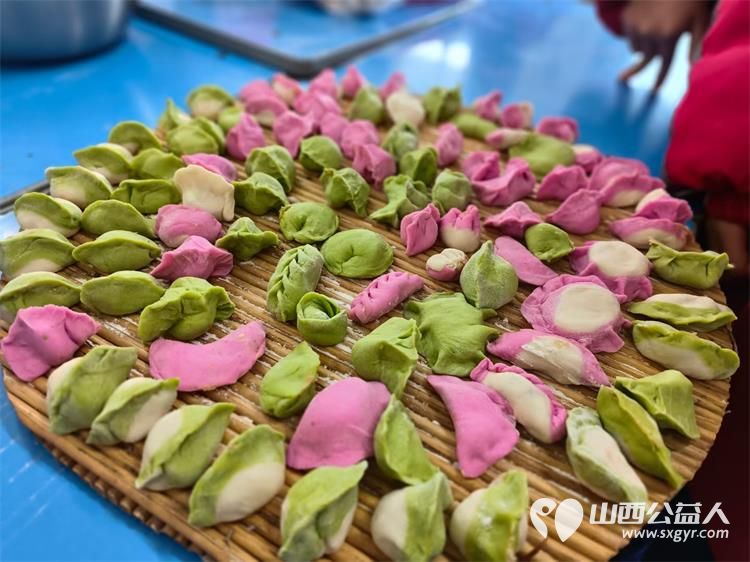 太原市一电学校校长老师每年冬至都带着孩子们给小区的独居老人们送饺子 - 第2张