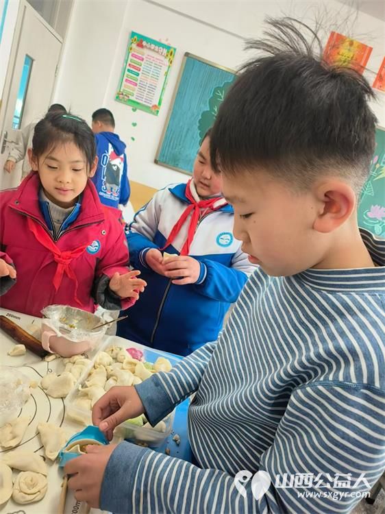 太原市一电学校校长老师每年冬至都带着孩子们给小区的独居老人们送饺子 - 第5张