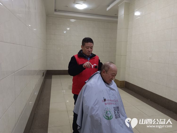 志愿服务进社区健康活动暖人心 介休市敬老协会赴西关街道绵山北街社区安益小区为社区居民爱心理发,义诊 - 第13张 - 山西公益人 志愿服务进社区健康活动暖人心 介休市敬老协会赴西关街道绵山北街社区安益小区为社区居民爱心理发,义诊 - 第13张