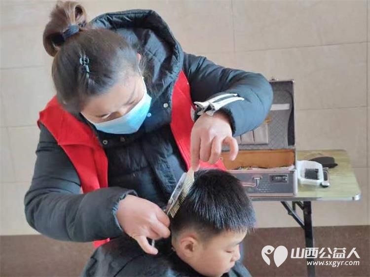 志愿服务进社区健康活动暖人心 介休市敬老协会赴西关街道绵山北街社区安益小区为社区居民爱心理发,义诊 - 第11张 - 山西公益人 志愿服务进社区健康活动暖人心 介休市敬老协会赴西关街道绵山北街社区安益小区为社区居民爱心理发,义诊 - 第11张