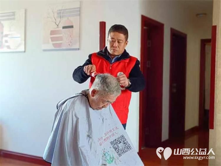 志愿服务进社区健康活动暖人心 介休市敬老协会赴西关街道绵山北街社区安益小区为社区居民爱心理发,义诊 - 第7张 - 山西公益人 志愿服务进社区健康活动暖人心 介休市敬老协会赴西关街道绵山北街社区安益小区为社区居民爱心理发,义诊 - 第7张