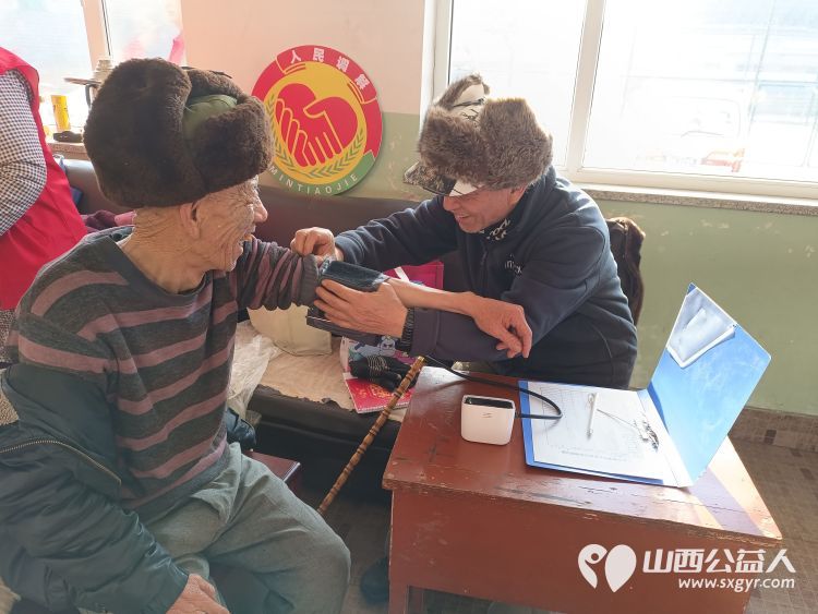 介休市敬老协会组织志愿者走进义棠镇小宋曲村敬老爱老助老献爱心公益活动 - 第17张 - 山西公益人 介休市敬老协会组织志愿者走进义棠镇小宋曲村敬老爱老助老献爱心公益活动 - 第17张