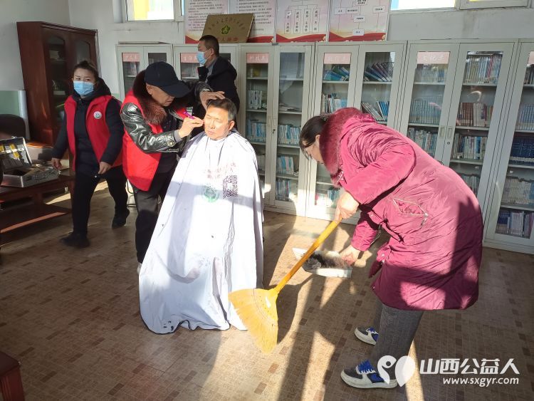 介休市敬老协会组织志愿者走进义棠镇小宋曲村敬老爱老助老献爱心公益活动 - 第6张 - 山西公益人 介休市敬老协会组织志愿者走进义棠镇小宋曲村敬老爱老助老献爱心公益活动 - 第6张