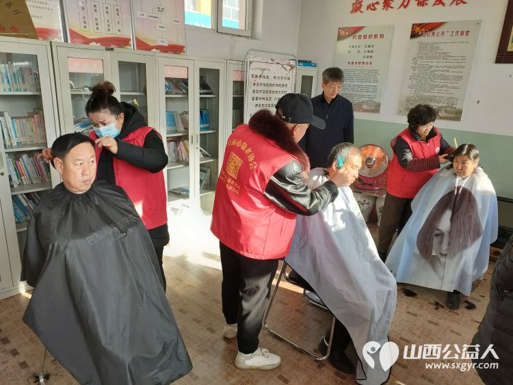 介休市敬老协会组织志愿者走进义棠镇小宋曲村敬老爱老助老献爱心公益活动 - 第5张 - 山西公益人 介休市敬老协会组织志愿者走进义棠镇小宋曲村敬老爱老助老献爱心公益活动 - 第5张