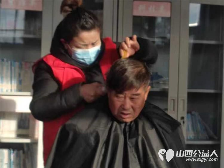 介休市敬老协会组织志愿者走进义棠镇小宋曲村敬老爱老助老献爱心公益活动 - 第7张 - 山西公益人 介休市敬老协会组织志愿者走进义棠镇小宋曲村敬老爱老助老献爱心公益活动 - 第7张