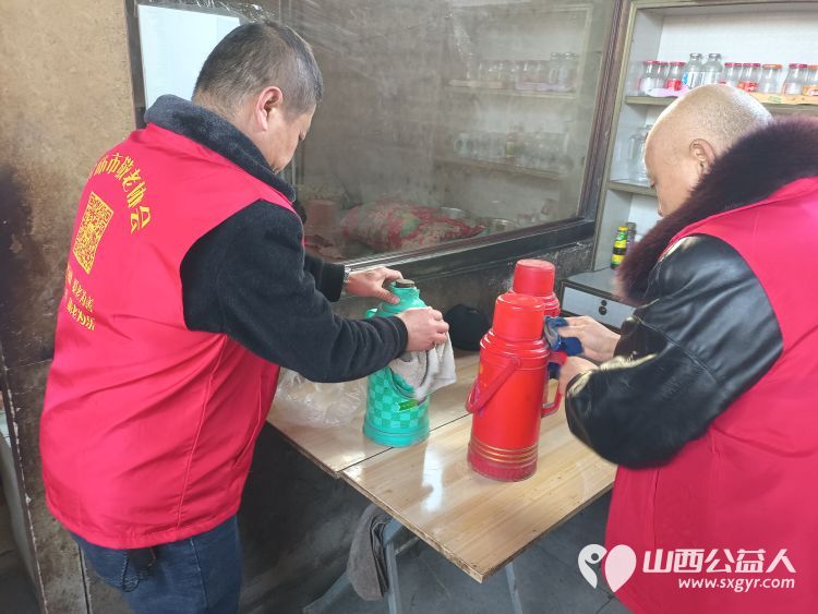 介休市义棠镇小宋曲村监测户65岁王增胜家中迎来介休市敬老协会志愿者 - 第5张 - 山西公益人 介休市义棠镇小宋曲村监测户65岁王增胜家中迎来介休市敬老协会志愿者 - 第5张