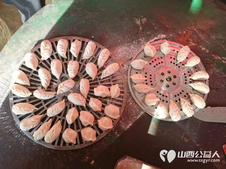 介休市敬老协会入户小宋曲村特困88岁温玉香老人家中为老人擦玻璃打扫卫生包饺子 - 第18张 - 山西公益人 介休市敬老协会入户小宋曲村特困88岁温玉香老人家中为老人擦玻璃打扫卫生包饺子 - 第18张