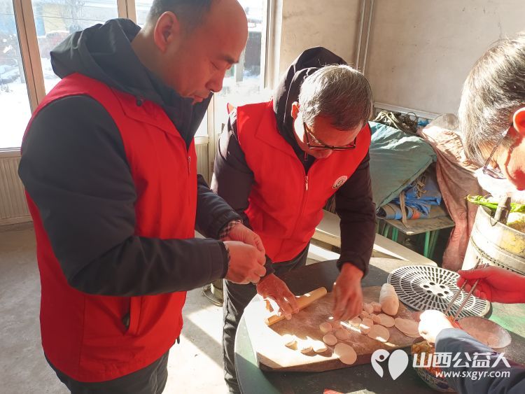 介休市敬老协会入户小宋曲村特困88岁温玉香老人家中为老人擦玻璃打扫卫生包饺子 - 第14张 - 山西公益人 介休市敬老协会入户小宋曲村特困88岁温玉香老人家中为老人擦玻璃打扫卫生包饺子 - 第14张