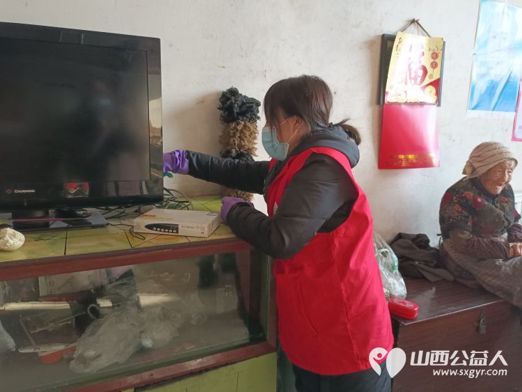 介休市敬老协会入户小宋曲村特困88岁温玉香老人家中为老人擦玻璃打扫卫生包饺子 - 第3张 - 山西公益人 介休市敬老协会入户小宋曲村特困88岁温玉香老人家中为老人擦玻璃打扫卫生包饺子 - 第3张