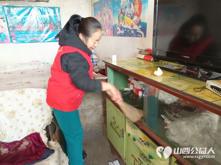 介休市敬老协会入户小宋曲村特困88岁温玉香老人家中为老人擦玻璃打扫卫生包饺子 - 第2张 - 山西公益人 介休市敬老协会入户小宋曲村特困88岁温玉香老人家中为老人擦玻璃打扫卫生包饺子 - 第2张