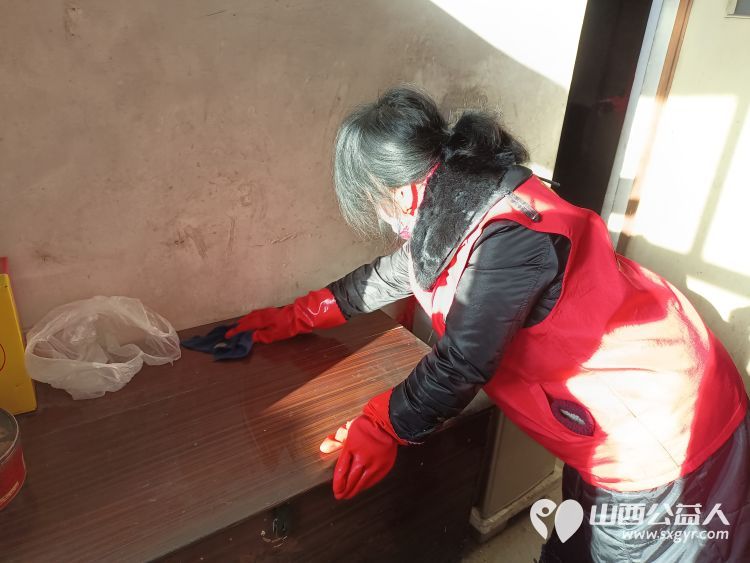 介休市敬老协会入户小宋曲村特困88岁温玉香老人家中为老人擦玻璃打扫卫生包饺子 - 第5张 - 山西公益人 介休市敬老协会入户小宋曲村特困88岁温玉香老人家中为老人擦玻璃打扫卫生包饺子 - 第5张