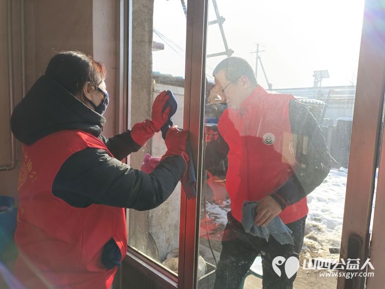 介休市敬老协会入户小宋曲村特困88岁温玉香老人家中为老人擦玻璃打扫卫生包饺子 - 第12张 - 山西公益人 介休市敬老协会入户小宋曲村特困88岁温玉香老人家中为老人擦玻璃打扫卫生包饺子 - 第12张