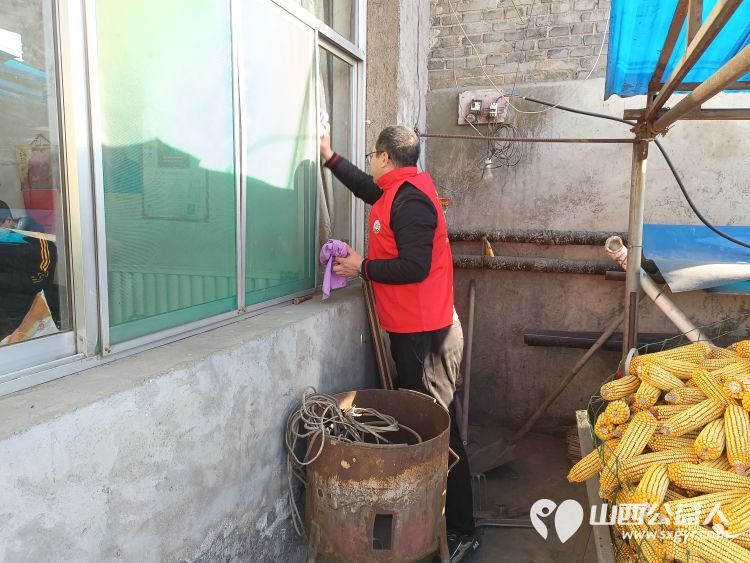 介休市敬老协会入户小宋曲村特困88岁温玉香老人家中为老人擦玻璃打扫卫生包饺子 - 第13张 - 山西公益人 介休市敬老协会入户小宋曲村特困88岁温玉香老人家中为老人擦玻璃打扫卫生包饺子 - 第13张