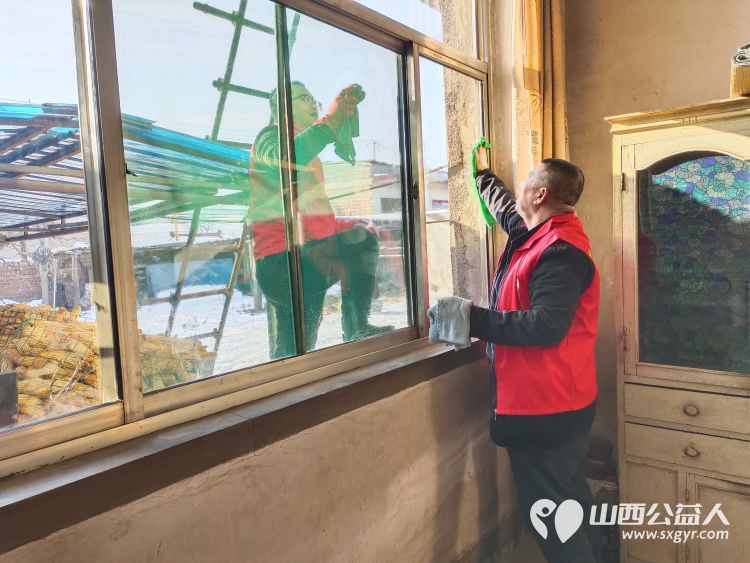 介休市敬老协会入户小宋曲村特困88岁温玉香老人家中为老人擦玻璃打扫卫生包饺子 - 第11张 - 山西公益人 介休市敬老协会入户小宋曲村特困88岁温玉香老人家中为老人擦玻璃打扫卫生包饺子 - 第11张